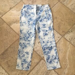 NWT CHICO'S blue white floral Girlfriend crop jean 0 4